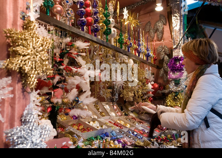 EU DE Deutschland Bayern München Christkindlmarkt am Marienplatz Weihnachtsmarkt Handwerk Stockfoto