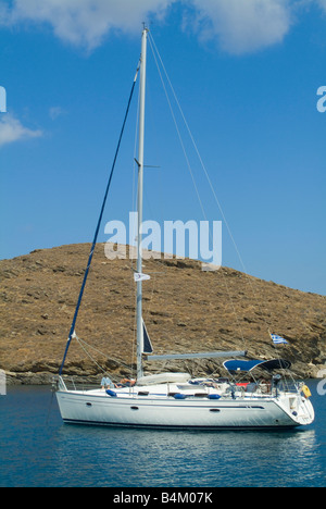 Eine Bavaria 42 Cruiser Charteryacht in Região Bay Insel Kithnos Kykladen Ägäis Griechenland verankert Stockfoto