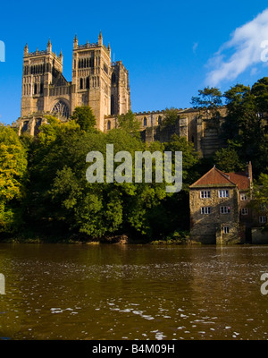 Alten und majestätischen Kathedrale von Durham mit Blick auf den Fluss zu tragen Stockfoto