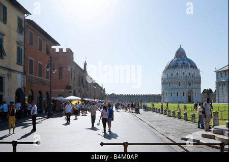 Das Baptisterium und Geschäfte in der Piazza dei Miracoli, Pisa, Toskana, Italien Stockfoto