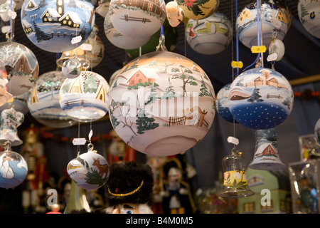 EU DE Deutschland Bayern München Christkindlmarkt am Marienplatz Weihnachten Markt Weihnachtskugeln Stockfoto
