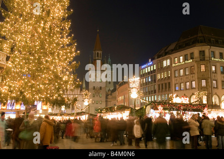 EU DE Deutschland Bayern München Christkindlmarkt am Marienplatz und dem alten Rathaus Weihnachtsmarkt Stockfoto