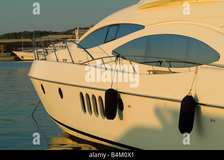 Eine Azimut-Luxus-Motoryacht im Hafen von Lavrion auf dem griechischen Festland Liegeplatz gebadet in frühen Morgen Sonnenschein Griechenland Stockfoto