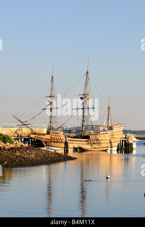 Nachbildung der Mayflower angedockt im historischen Hafen von Plymouth, die die Pilger nach Plymouth 1620, MA, New England, USA durchgeführt Stockfoto
