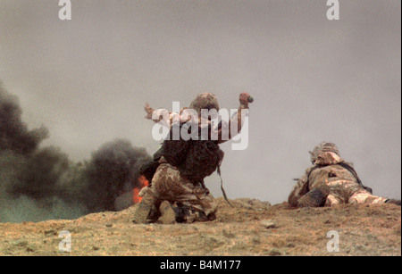 Golf-Krieg britische Armee 1991 die einzige Fotos, auf denen Bodentruppen in Aktion vor 10 Jahren in der irakischen Wüste während der Aktion zur Befreiung von Kuwait Mike Moore Private Thomas Gow fotografiert wie er in den Sand vor feindlichem Feuer von vergrabenen Mannschaftswagen unter Beschuss Gow springt auf und läuft nach vorne über die Mine verstreut liegt kein Niemandsland Crouching unten Gow wirft eine Granate und zerstört das gegnerische Fahrzeug, so dass den Fortschritt weiterhin Private Gow war die militärische Medaille von der Königin für seine Tapferkeit am Morgen Stockfoto