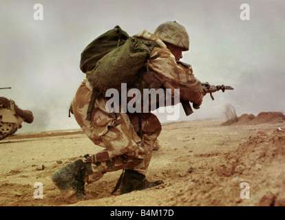 Golf-Krieg britische Armee 1991 die einzige Fotos, auf denen Bodentruppen in Aktion vor 10 Jahren in der irakischen Wüste während der Aktion zur Befreiung von Kuwait Mike Moore Private Thomas Gow, fotografiert wie unter Beschuss Gow springt auf und nach vorne über die Mine verstreut läuft kein Niemandsland Crouching unten Gow wirft eine Granate und zerstört das gegnerische Fahrzeug, so dass den Fortschritt weiterhin Private Gow erhielt die militärische Medaille von der Königin für seine Tapferkeit am Morgen Stockfoto