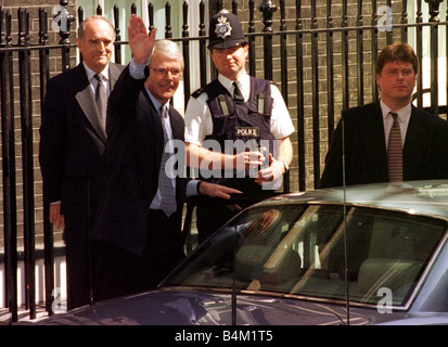 John großen MP ehemaligen Tory konservative Premierminister winkt Massen wie er Nr. 10 Downing Street nach allgemeinen Wahlniederlage mit Brian Mawhinney MP in Hintergrund Blätter Stockfoto