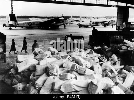 Berliner Luftbrücke Circa 1948 ein Avro York Flugzeuge der RAF Transport Command gesehen hier Abladen auf dem Vorfeld des Berliner s Gatow Flugplatz in den Vordergrund Versorgung mit Nahrungsmitteln die Beem eingeflogen früher in den Tag, die Sowjets Blockade zu brechen hatte erwarten Verteilung Stockfoto