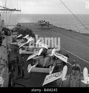 Schiffen Royal Nany Flugzeugträger HMS Victorious 1959 A Supermarine Scimitar der Fleet Air Arm fängt den Draht auf dem Deck von der Royal Navy Flugzeugträger HMS Victorious Mirrorpix Stockfoto