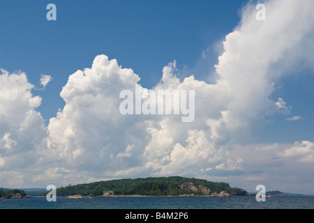 Ansicht von robusten Lake Superior Shoreline von Presque Isle Park in Marquette, Michigan Stockfoto