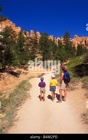 Mutter und Kinder (im Alter von 4 & 8) Wandern auf den Navajo-Trail in der Bryce Amphitheater Bryce Canyon National Park in Utah Stockfoto