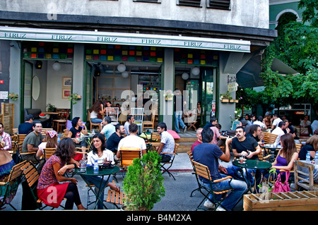 Universitätsviertel Studenten Istanbul Galatasaray Cukurcuma in der Nähe von Istiklal Caddesi Beyoglu einkaufen Straßenterrasse Bar Bistro Cafe Stockfoto