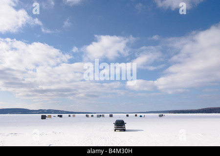 Ein LKW und Eisangeln Shanties Buden am Bay Lake Superior Munising Munising Michigan Stockfoto