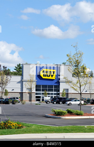 Die Außenseite des besten Store Übersicht Eingang, Zeichen, Logos und Parkplatz Outdoor Mall in Wareham, Massachusetts kaufen Stockfoto