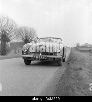 Aston Martin DB2 Ronald Helterington von Birmingham, die hier mit Reg Pannell in seinen Aston Martin D B 2 Motorwagen Reisen mehr als 100 mph Transport Auto Straße Geschwindigkeit Mirrorpix 2 12 1954 Tag gesehen Stockfoto