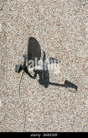 TV-Sat-Antenne an Rat Hauswand Stockfoto