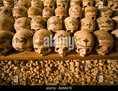 Bemalte Doppelzweier im Beinhaus Hallstatt Österreichs Stockfoto