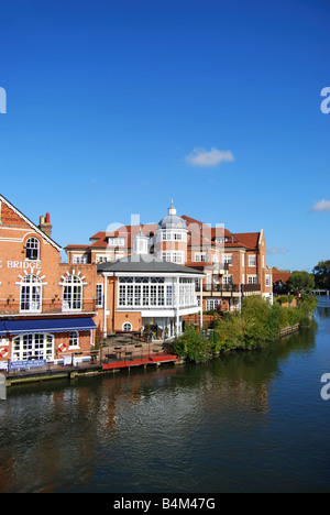 Haus auf der Brücke Restaurant Windsor Bridge, Eton, Berkshire, England, Vereinigtes Königreich Stockfoto