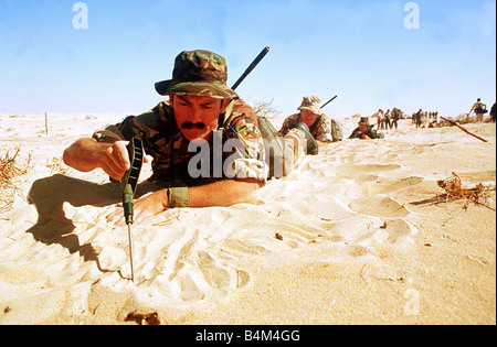 Mitglieder der 7. Panzerdivision der Wüste Ratten Praxis Suche und Beseitigung von feindlichen Minen in der saudischen Wüste vorherige Ro Operation Desert Storm Stockfoto