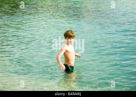 Junge im Meer, St. John, USVI waten Stockfoto