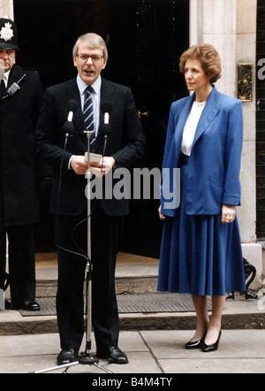 John Major hält eine Rede vor 10 Downing Street mit seiner Frau Norma an seiner Seite als Ministerpräsident nach dem Gewinn der konservative Führungwahl Stockfoto