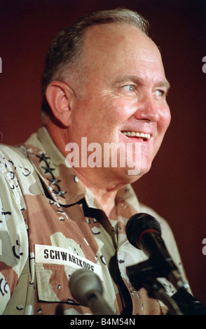 General Norman Schwarzkopf ein aka ein Stormin Norman war Oberbefehlshaber der Alliierten Streitkräfte im Golf Krieg Betrieb Wüste Sturm der Golfkrieg war weitgehend erfolgreich für die Aliied Kräfte sie Kuwait befreit und dabei so stark beschädigten Irak s militärischen Fähigkeiten auch zu Israel aus dem Konflikt um die Zuspitzung der Krise in einen Krieg der massiven Dimensionen vielleicht sie fiel kurz durch den Sturz nicht Saddam Hussein zu vermeiden und dennoch die UN-Beschlüssen, die die Alliierten Aktion unterstützt einen Vorschuss in den Irak nicht genehmigen. Stockfoto