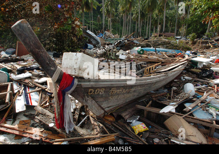 Tsunami-Katastrophe in Thailand Dezember 2004 Boot unter die Trümmer auf Phi Phi Island gestrandet Stockfoto