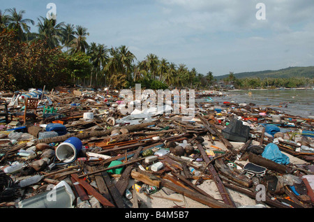 Tsunami-Katastrophe 2004 Dezember Phi Phi Insel Thailand Debriis am Ton Sai beach Mirrorpix Stockfoto