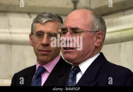 Australische Premierminister John Howard R März 2002 hält eine Pressekonferenz mit Großbritannien s ausländische Sekretär Jack Straw The Commonwealth hat seinen Ruf durch eine harte Linie gegen Simbabwe Howard gerettet sagte seinem Treffen mit der nigerianische Präsident Olusegun Obasanjo und der südafrikanische Präsident Thabo Mbeki hatte weit erwartet, um keine Maßnahmen gegen Simbabwes Präsident Robert Mugabe dessen umstrittene Re verzögern Wahl letzte Woche hatte die Gruppe von 54 vor allem ehemalige britische Kolonien rassische Linien aufgeteilt Stockfoto