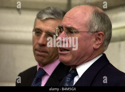 Australische Premierminister John Howard R März 2002 hält eine Pressekonferenz mit Großbritannien s ausländische Sekretär Jack Straw The Commonwealth hat seinen Ruf durch eine harte Linie gegen Simbabwe Howard gerettet sagte seinem Treffen mit der nigerianische Präsident Olusegun Obasanjo und der südafrikanische Präsident Thabo Mbeki hatte weit erwartet, um keine Maßnahmen gegen Simbabwes Präsident Robert Mugabe dessen umstrittene Re verzögern Wahl letzte Woche hatte die Gruppe von 54 vor allem ehemalige britische Kolonien rassische Linien Mirrorpix aufgeteilt Stockfoto