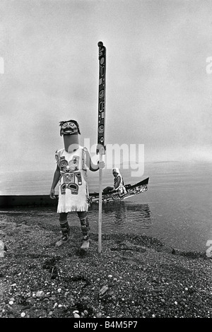 Nordwestküste indianischen Krieger im Einbaum Stockfoto