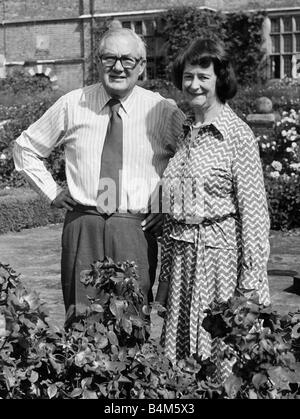 James Callaghan britische Premierminister mit seiner Frau 1978 im Garten am Chequers Stockfoto