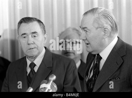 Premierminister James Callaghan MP März 1976 mit sowjetischen Außenminister Andrei Gromyko am Flughafen Heathrow Stockfoto