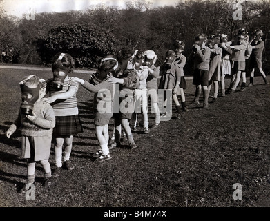 Weltkrieg April 1939 Sunshine Home für blinde Babys in East Sussex Grimstead tragen diese Atemschutzmasken folgen sie in Linie Hand in Schultern, sie sind blind, aber sie sagte durchführen einer respiratorischen Bohren sie, es ist ein Spiel glaube, sie nicht sind, den eigentliche Grund für die Gasmaske ARP Luftangriff Vorsorge Stockfoto