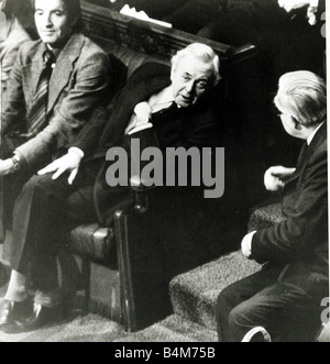 Austausch von Premierminister James Callaghan rechts und ehemaligen Premier Sir Harold Wilson Worte bei der Eröffnung der neuen Sitzungsperiode des Parlaments während Dennis Skinner blickt auf Stockfoto