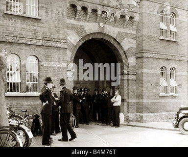 Broadmoor Irrenanstalt Asyl Gefängnisgebäude Juli 1958 Polizisten der Berkshire Constabulary stehen außerhalb Haupttor der Broadmoor Afer das Entweichen von Frank Samuel Mitchell Stockfoto