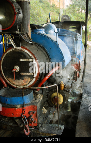 Indien, Sikkim, Darjeeling. Zug - der Grenzen Mann in Darjeeling Station und Zeichen Stockfoto