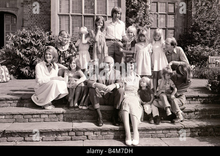 Premierminister James Callaghan entspannt Juli 1978 in Chequers mit Frau auf ihren 40. Hochzeitstag hier gesehen, mit den Enkeln Stockfoto