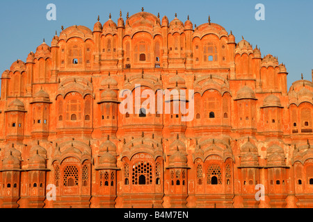 Indien, Rajasthan, Jaipur. Palast des Windes bei Sonnenaufgang, Hawa Mahal erbaute 1799 ist ein Beispiel für Rajput Artistik mit seinen fein durchlöcherten Sandstein Fenstern, von denen gibt es 953, Stockfoto