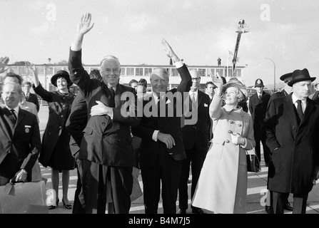 Zum Abschied winken Präsident Nixon von links nach rechts Herr Cobbold Lord Chamberlain Premierminister Edward Heath und der US-Botschafter-Frau Frau Anneberg Oktober 1970 der 1970er Jahre DM Stockfoto