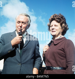 Ehemaligen Labour-Premierminister Harold Wilson und Frau Mary Wilson wurde im Oktober 1974 der Labour-Chef, der schließlich 13 Jahre Tory mis-Regel gewinnen die Parlamentswahlen 1964 von nur vier Sitze innerhalb von zwei Jahren seine Marge nicht praktikabel war und Wilson ging zurück in das Land die 1966-Umfrage in komfortabler Stil 96 Mehrheit er eine Überraschung Niederlage, Ted Heath 1970 aber zurück an die Macht kam im Jahr 1974 gewann nach einem hing Parlament und im selben Jahr gewann mit drei sitzen zwei Jahre später ein zweiter Wahlgang betäubt er das Land von seinem Rücktritt an seinem 60. Geburtstag im Jahr 1976 und Übergabe Stockfoto