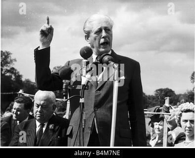 Premierminister Harold MacMillan anlässlich einer 1963 konservative Fete in Bromley, Kent mit kommen an die Macht im Jahr 1959 unter dem Motto du hast nie hatte es so gut Supermac es schlecht durch am Sommer von 1963 bis zum Juli hatte der Profumo-Skandal in den Selbstmord von Stephen Ward September Denning Bericht gipfelte hatte Macmillan Schuld für sein Versagen, um die Affäre im Oktober Griff Macmillan wurde ins Krankenhaus eingeliefert und resigniert macht, der Earl of Home zurückgetretenen seinen Adelstitel, verloren die folgenden Jahr s Wahl zum Arbeitsrecht s Harold Wilson dienen Stockfoto