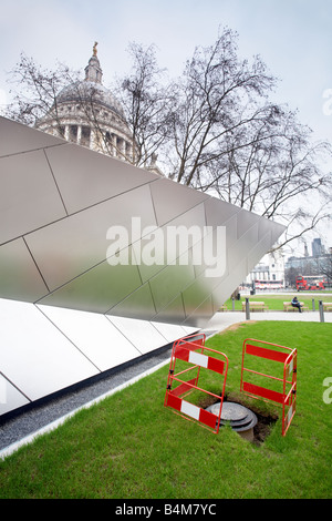 Stadt von London Tourist Information Centre und St Pauls cathedral Stockfoto