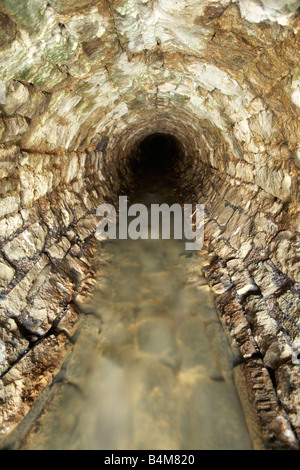 Entwässerung-Tunnel in den alten Bergbaugebieten des Forest of Dean in Gloucestershire Stockfoto