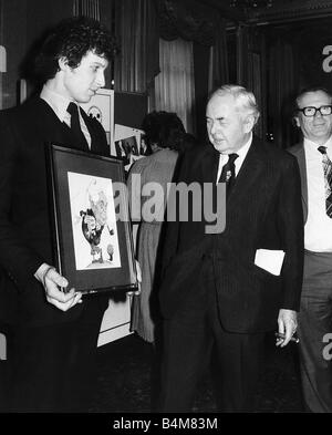 Harold Wilson ehemaligen Labour-Premierminister von Großbritannien am informellen Mittagessen von der prominenten Guild of Great Britain im Cafe Royal mit Steven Nimethy 1979 stattfand Stockfoto