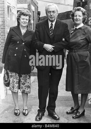 Harold Wilson ehemaliger Labour Premierminister von Großbritannien stehen außerhalb St. Marks Hospital mit seiner Frau Mary Wilson und Ward Schwester Margaret Wheeler Circa 1970 Stockfoto