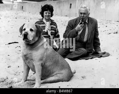 Harold Wilson ehemaliger Labour-Premierminister von Großbritannien mit Frau Mary und Hund Paddy entspannen in St Marys auf den Scilly Isle Beach an Ostern 1976 Stockfoto