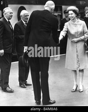 Queen Elizabeth wird von Herrn Gardiner der Lordkanzler bei Waterloo Station in London zu sehen von Premierminister Harold Wilson L 1965 begrüßt Stockfoto