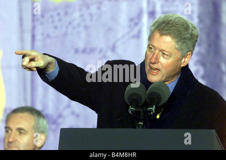 Präsident Bill Clinton spricht vom Podium in Dundalk Irland Dezember 2000 auf der Bühne mit dem Präsidenten ist irische Premierminister Bertie Ahern die Clintons waren ihre letzten Präsidenten Besuch in der Irland Stockfoto