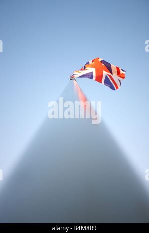 Union Jack Flagge im Wind am oberen Rand eine Fahnenstange im Vereinigten Königreich. Stockfoto